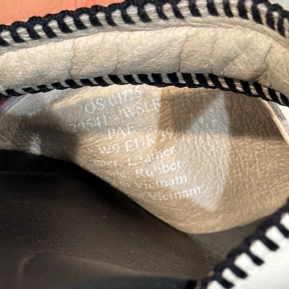 Women’s OLUKAI Pae white and black leather slide sandals- Size 9 - Picture 7 of 7